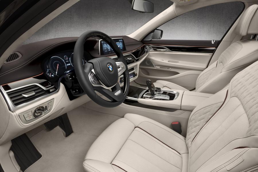 Интерьер BMW M760Li xDrive V12 Excellence (G12) 2017 года  (WW) (фото 10 из 40)